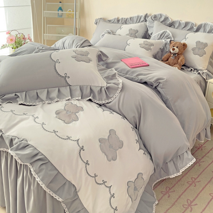 91家纺网 家纺一手货源 找家纺 慕语家纺 2025新款高定贴布绣磨毛四件套-熊小贝 熊小贝-烟灰