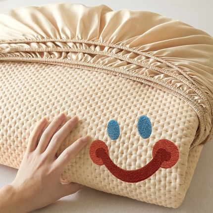 91家纺网 家纺一手货源 找家纺 莱登卡奴 2025新款A类原棉磨毛毛巾绣夹棉床笠-萌宠系列 萌宠-笑脸驼