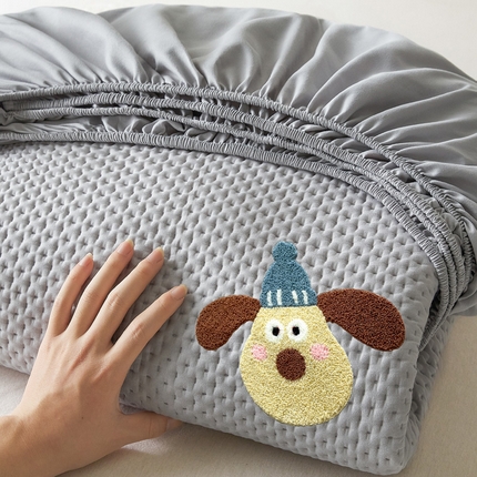 91家纺网 家纺一手货源 找家纺 莱登卡奴 2025新款A类原棉磨毛毛巾绣夹棉床笠-萌宠系列 萌宠-呆萌狗浅灰