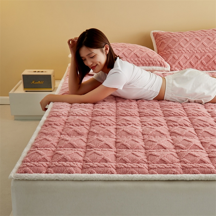 91家纺网 家纺一手货源 找家纺 凌云家纺 2025新款A类牛奶绒塔芙蓉床垫床褥 玫瑰粉