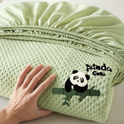 91家纺网 家纺一手货源 找家纺 莱登卡奴 2025新款A类原棉磨毛毛巾绣夹棉床笠-萌宠系列 萌宠-绿熊猫