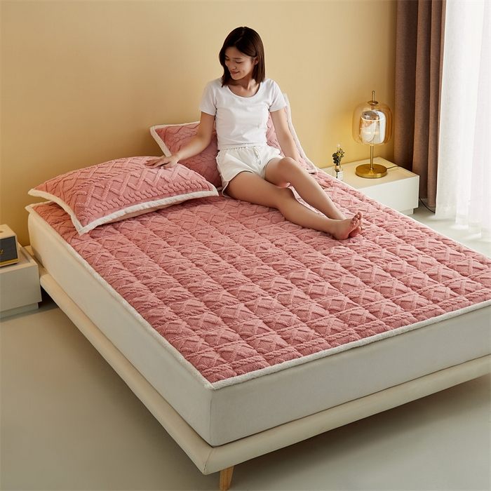 91家纺网 家纺一手货源 找家纺 凌云家纺 2025新款A类牛奶绒塔芙蓉床垫床褥 玫瑰粉