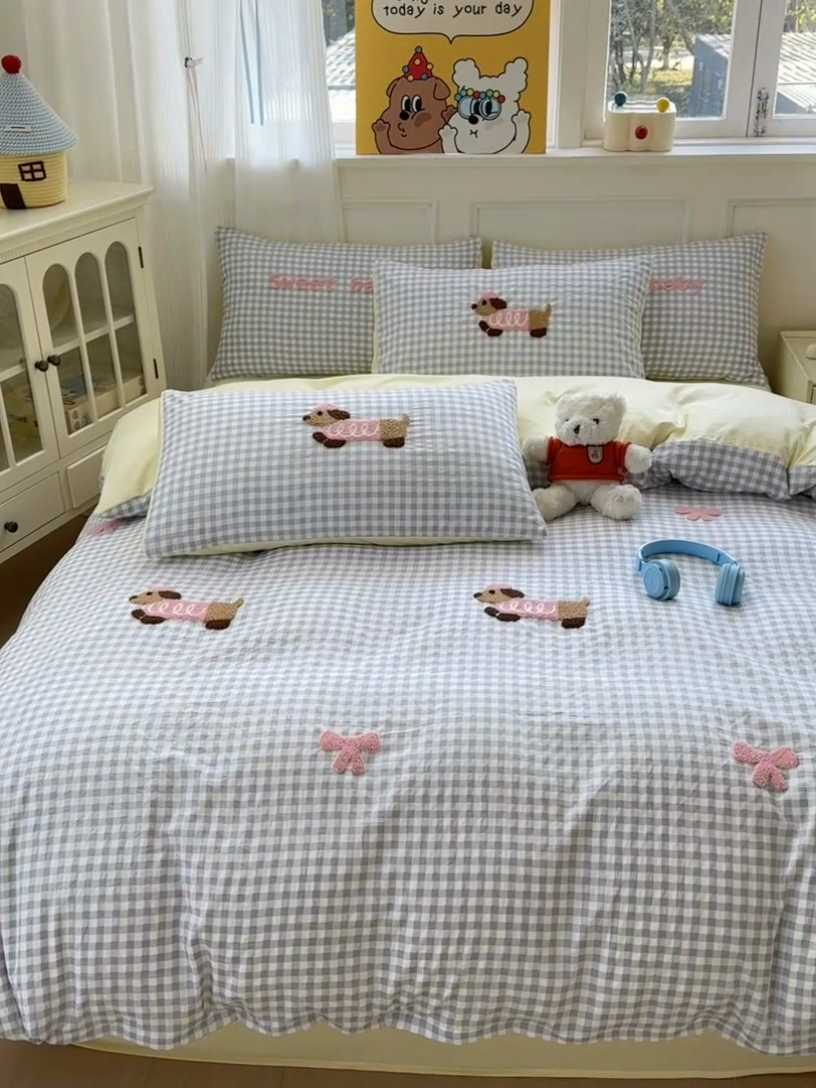 91家纺网 家纺一手货源 找家纺 罗亿家纺 2025新款云朵糯糯棉（110g）腊肠狗毛巾绣四件套 蝴蝶结小狗-蓝格