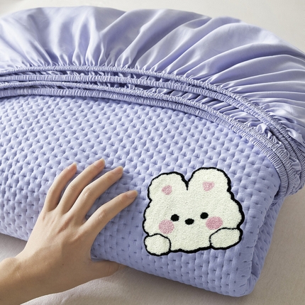 91家纺网 家纺一手货源 找家纺 莱登卡奴 2025新款A类原棉磨毛毛巾绣夹棉床笠-萌宠系列 萌宠-紫兔子