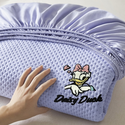 91家纺网 家纺一手货源 找家纺 莱登卡奴 2025新款A类原棉磨毛毛巾绣夹棉床笠-萌宠系列 萌宠-紫黛西