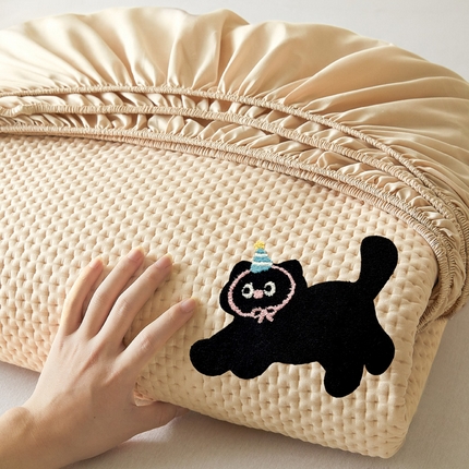 91家纺网 家纺一手货源 找家纺 莱登卡奴 2025新款A类原棉磨毛毛巾绣夹棉床笠-萌宠系列 萌宠-可爱猫驼