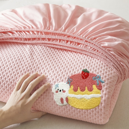 91家纺网 家纺一手货源 找家纺 莱登卡奴 2025新款A类原棉磨毛毛巾绣夹棉床笠-萌宠系列 萌宠-蛋糕粉