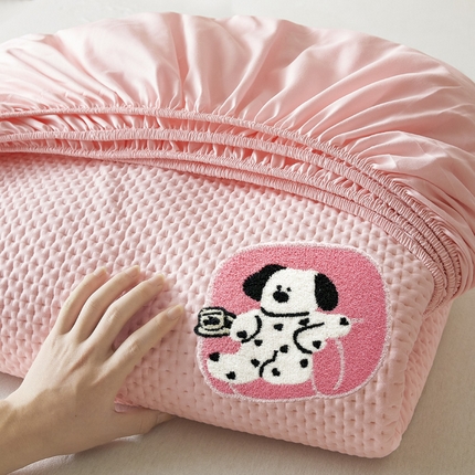 91家纺网 家纺一手货源 找家纺 莱登卡奴 2025新款A类原棉磨毛毛巾绣夹棉床笠-萌宠系列 萌宠-斑点狗粉