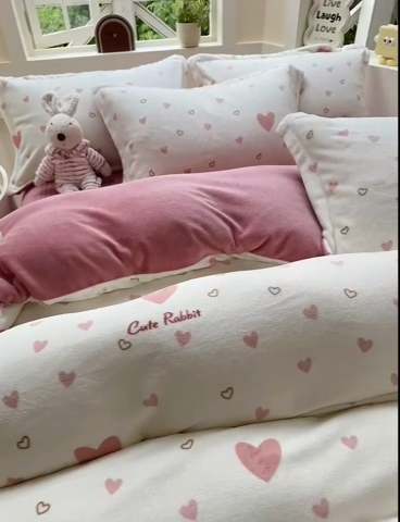 91家纺网 家纺一手货源 找家纺 （总）梦可莱家居 2024秋冬牛奶绒韩系ins印花床盖四件套