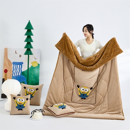 91家纺网 家纺一手货源 找家纺 宝马家纺（原梦童画） 2025新款小黄人抱枕被加厚抱枕被 开心黄人