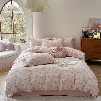 91家纺网 家纺一手货源 找家纺 麦伦家居 2025新款多功能床品全棉A类有氧双层纱+豆豆绒四件套荷叶边系列 蒂芙尼-粉