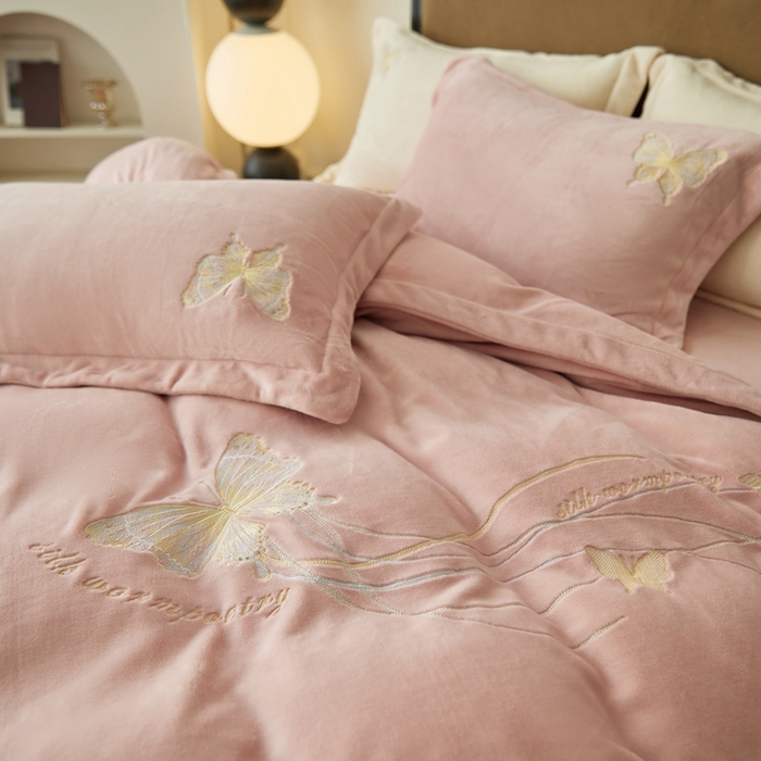 91家纺网 家纺一手货源 找家纺 佑先生 2025新款蝴蝶绣花绒四件套 珊瑚粉