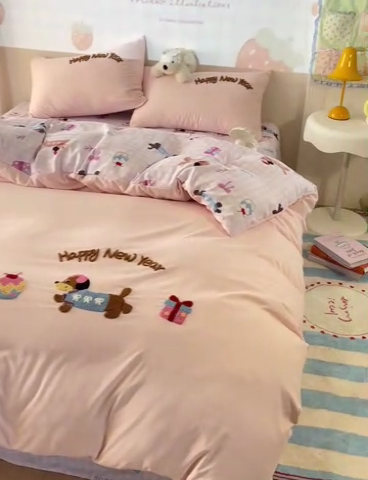 91家纺网 家纺一手货源 找家纺 茉礼 2025新款云朵棉毛巾绣印花四件套 腊肠狗