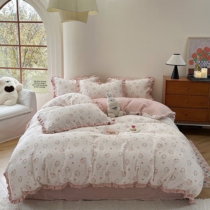 91家纺网 家纺一手货源 找家纺 麦伦家居 2025新款多功能床品全棉A类有氧双层纱+豆豆绒四件套荷叶边系列 草莓猫猫