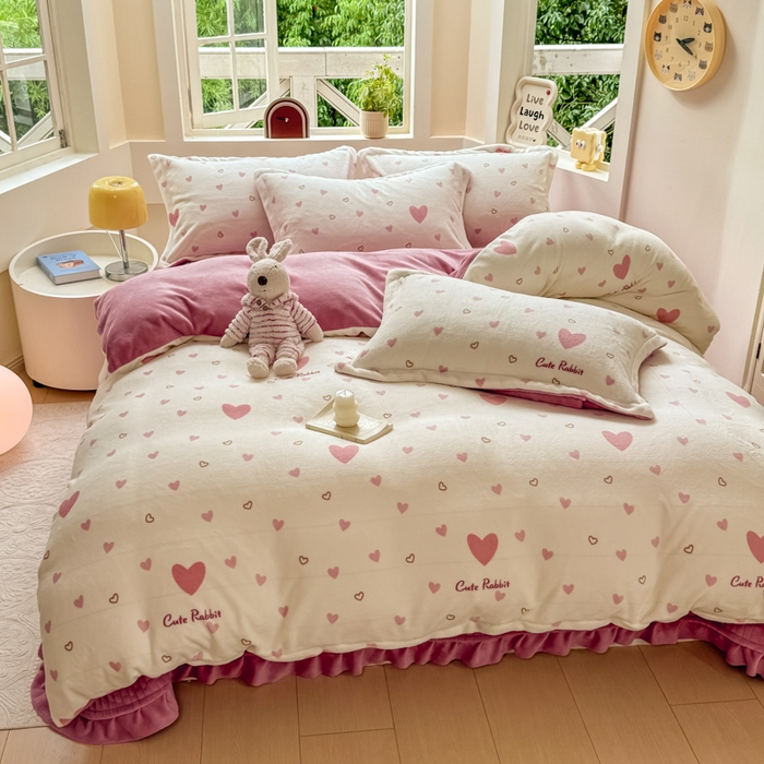 91家纺网 家纺一手货源 找家纺 （总）梦可莱家居 2024秋冬牛奶绒韩系ins印花床盖四件套