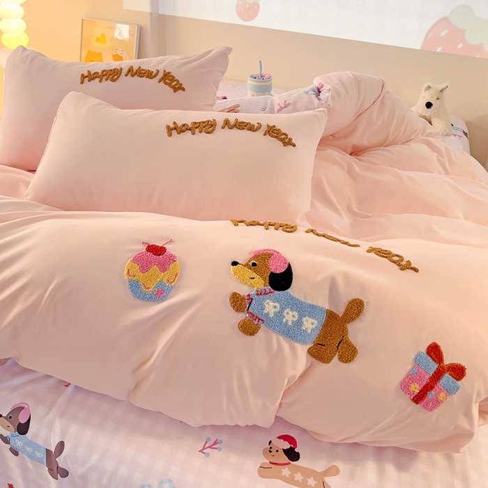 91家纺网 家纺一手货源 找家纺 茉礼 2025新款云朵棉毛巾绣印花四件套 腊肠狗