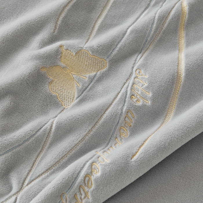 91家纺网 家纺一手货源 找家纺 佑先生 2025新款蝴蝶绣花绒四件套 月光灰