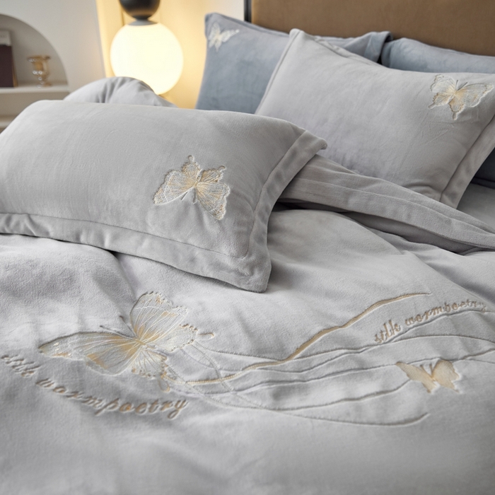 91家纺网 家纺一手货源 找家纺 佑先生 2025新款蝴蝶绣花绒四件套 月光灰