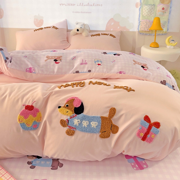 91家纺网 家纺一手货源 找家纺 茉礼 2025新款云朵棉毛巾绣印花四件套 腊肠狗