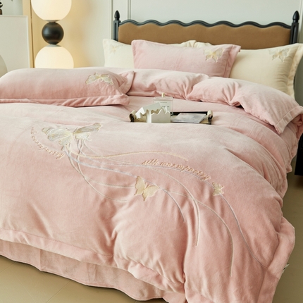 91家纺网 家纺一手货源 找家纺 佑先生 2025新款蝴蝶绣花绒四件套 珊瑚粉