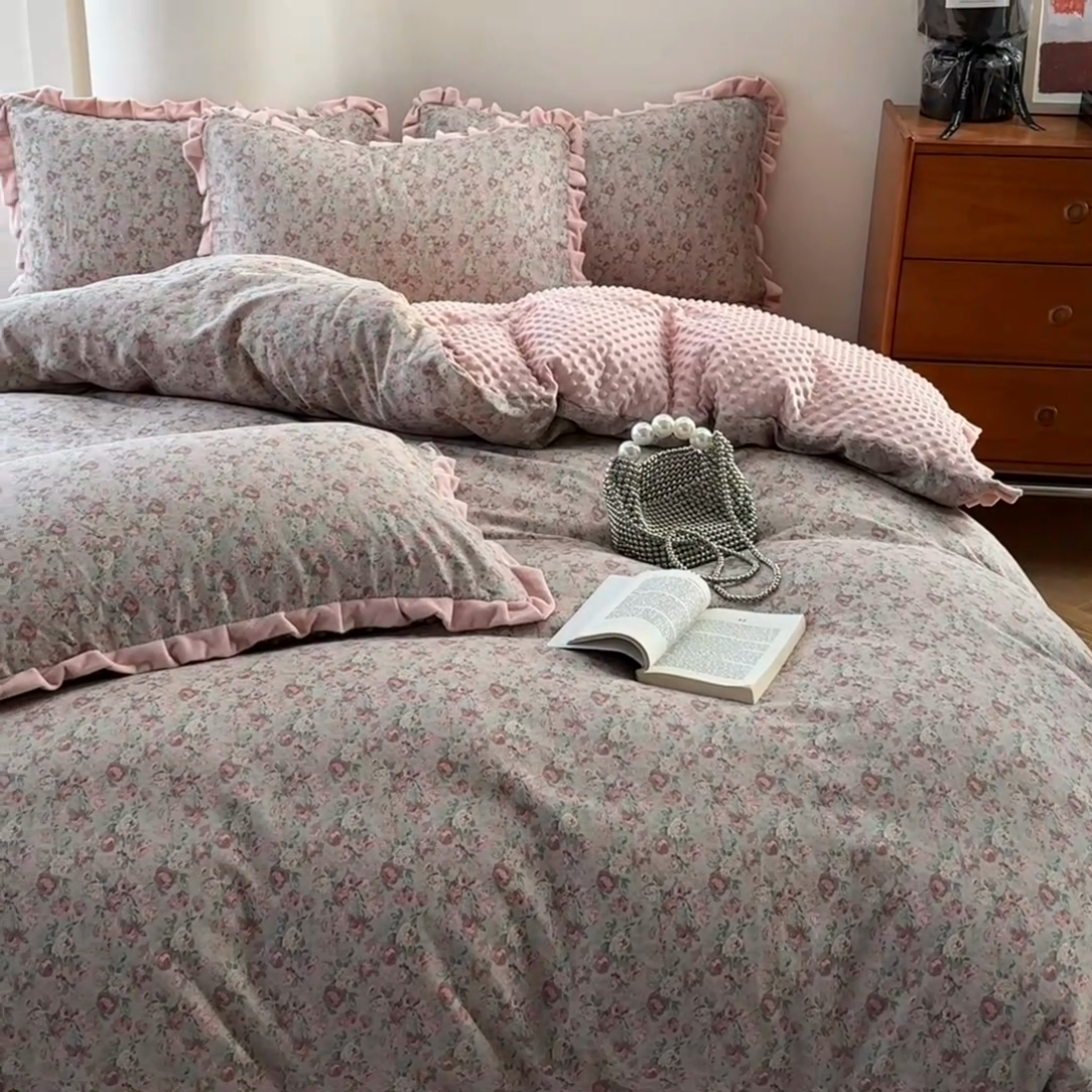 91家纺网 家纺一手货源 找家纺 麦伦家居 2025新款多功能床品全棉A类有氧双层纱+豆豆绒四件套荷叶边系列 花样年华