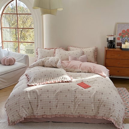 91家纺网 家纺一手货源 找家纺 麦伦家居 2025新款多功能床品全棉A类有氧双层纱+豆豆绒四件套荷叶边系列 可可樱桃