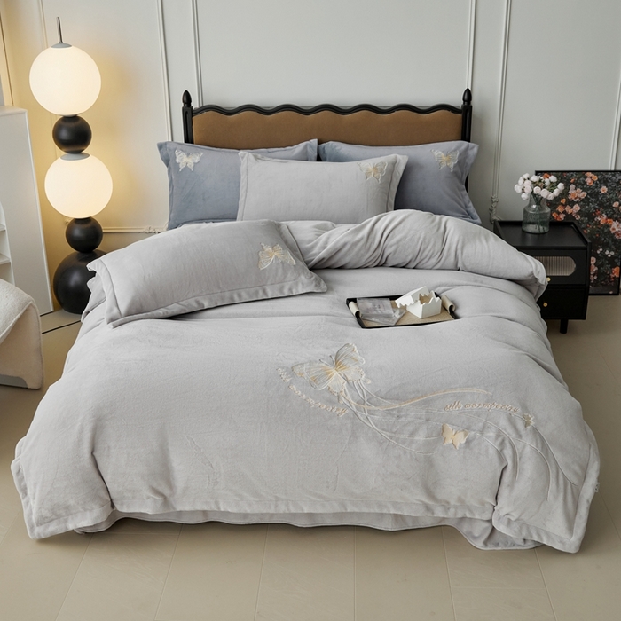 91家纺网 家纺一手货源 找家纺 佑先生 2025新款蝴蝶绣花绒四件套 月光灰