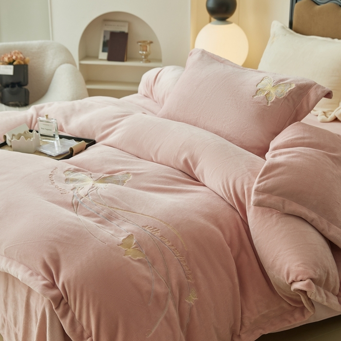 91家纺网 家纺一手货源 找家纺 佑先生 2025新款蝴蝶绣花绒四件套 珊瑚粉