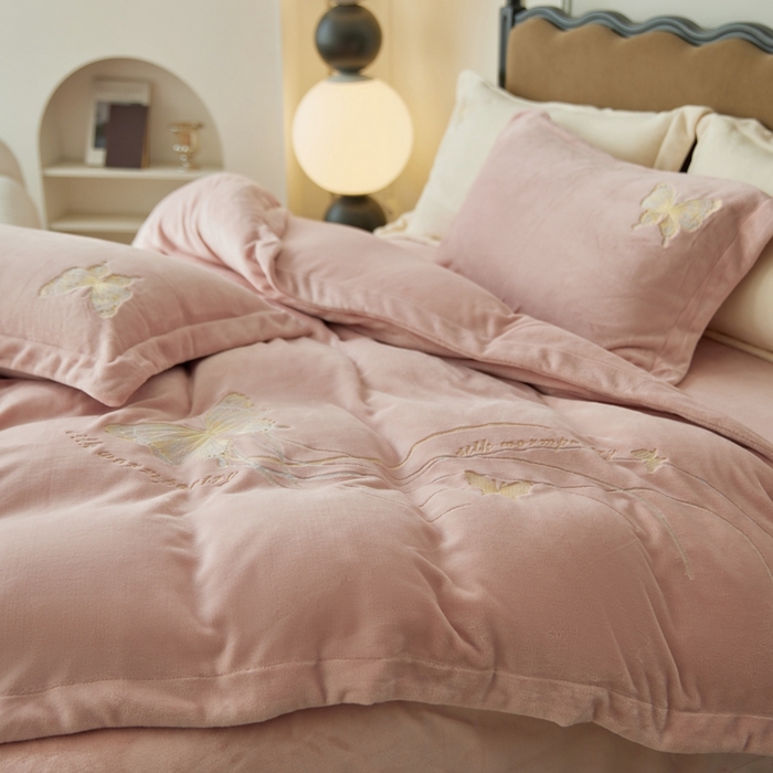 91家纺网 家纺一手货源 找家纺 佑先生 2025新款蝴蝶绣花绒四件套 珊瑚粉