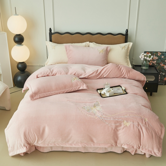 91家纺网 家纺一手货源 找家纺 佑先生 2025新款蝴蝶绣花绒四件套 珊瑚粉