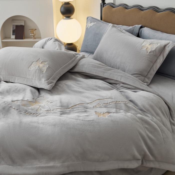 91家纺网 家纺一手货源 找家纺 佑先生 2025新款蝴蝶绣花绒四件套 月光灰