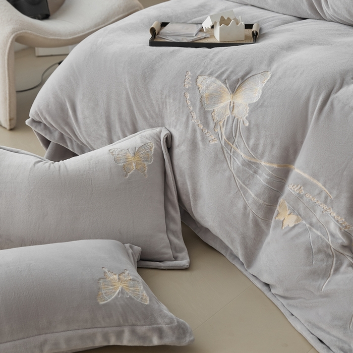 91家纺网 家纺一手货源 找家纺 佑先生 2025新款蝴蝶绣花绒四件套 月光灰