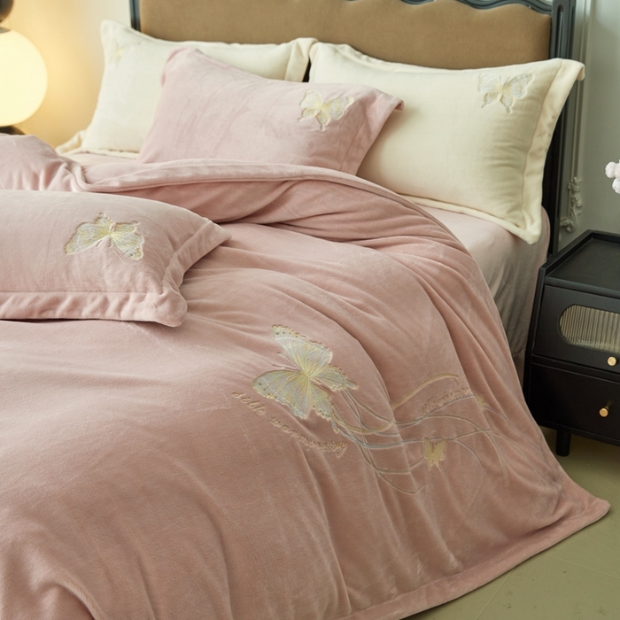 91家纺网 家纺一手货源 找家纺 佑先生 2025新款蝴蝶绣花绒四件套 珊瑚粉