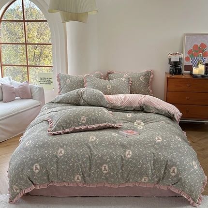 91家纺网 家纺一手货源 找家纺 麦伦家居 2025新款多功能床品全棉A类有氧双层纱+豆豆绒四件套荷叶边系列 复古花花熊
