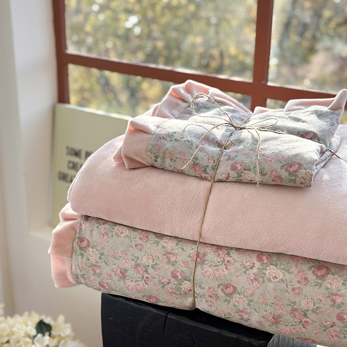 91家纺网 家纺一手货源 找家纺 麦伦家居 2025新款多功能床品全棉A类有氧双层纱+豆豆绒四件套荷叶边系列 花样年华