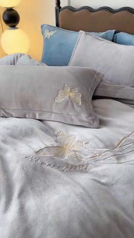 91家纺网 家纺一手货源 找家纺 佑先生 2025新款蝴蝶绣花绒四件套 月光灰