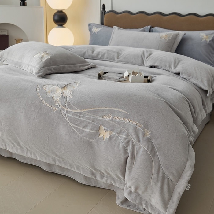 91家纺网 家纺一手货源 找家纺 佑先生 2025新款蝴蝶绣花绒四件套 月光灰