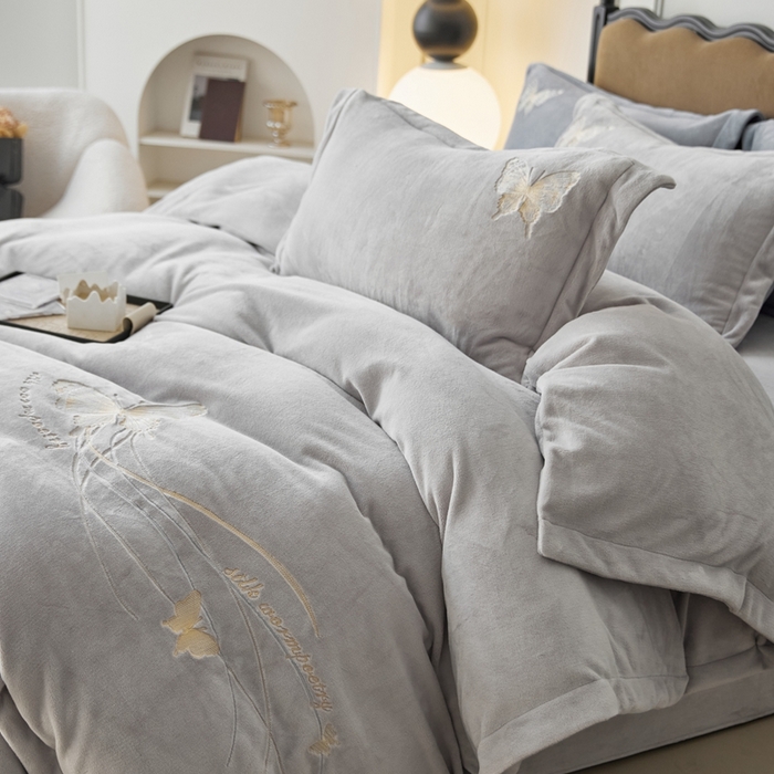 91家纺网 家纺一手货源 找家纺 佑先生 2025新款蝴蝶绣花绒四件套 月光灰