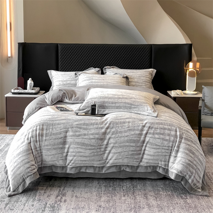 91家纺网 家纺一手货源 找家纺 金喜 2025新款230克牛奶绒四件套高克重加厚四件套条纹四件套-向晚印花条纹系列 向晚-灰