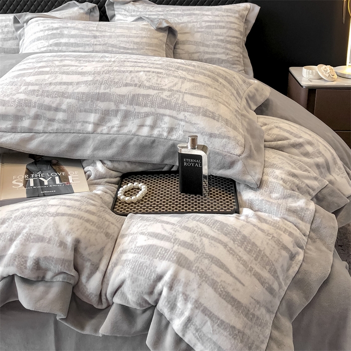 91家纺网 家纺一手货源 找家纺 金喜 2025新款230克牛奶绒四件套高克重加厚四件套条纹四件套-向晚印花条纹系列 向晚-灰