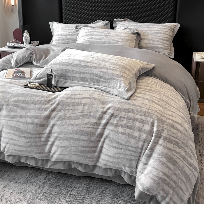 91家纺网 家纺一手货源 找家纺 金喜 2025新款230克牛奶绒四件套高克重加厚四件套条纹四件套-向晚印花条纹系列 向晚-灰