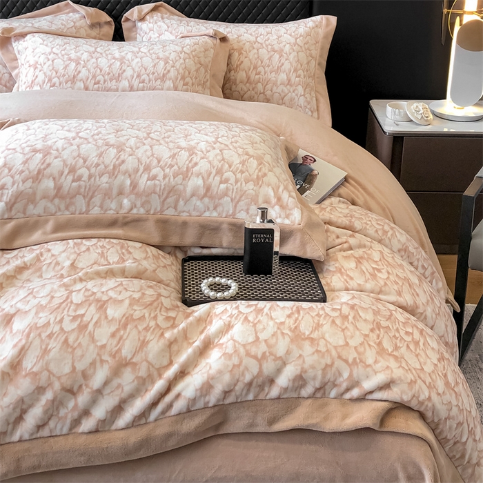 91家纺网 家纺一手货源 找家纺 金喜 2025新款230克印花牛奶绒四件套高克重加厚牛奶绒四件套-花雾轻奢系列 花雾-咖