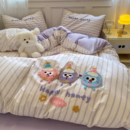 91家纺网 家纺一手货源 找家纺 （总）有间小屋 2025新款全棉条纹印花+毛巾绣系列四件套,彩条彩虹,粉条兔兔,黄条萌鸡,咖条腊肠,蓝条狗狗,紫条毛球