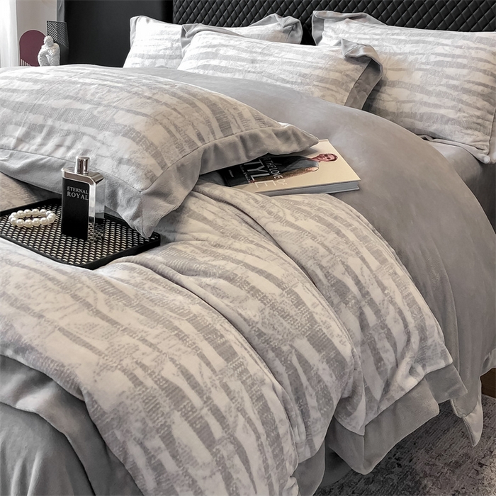 91家纺网 家纺一手货源 找家纺 金喜 2025新款230克牛奶绒四件套高克重加厚四件套条纹四件套-向晚印花条纹系列 向晚-灰