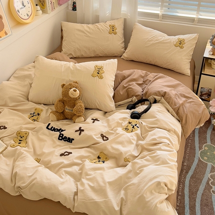 91家纺网 家纺一手货源 找家纺 优选良品 2025新款超柔水洗棉INS小红书毛巾绣卡通四件套学生三件套 焦糖奶茶