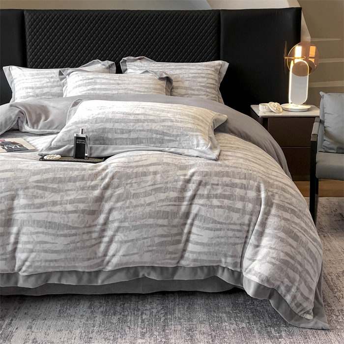 91家纺网 家纺一手货源 找家纺 金喜 2025新款230克牛奶绒四件套高克重加厚四件套条纹四件套-向晚印花条纹系列 向晚-灰