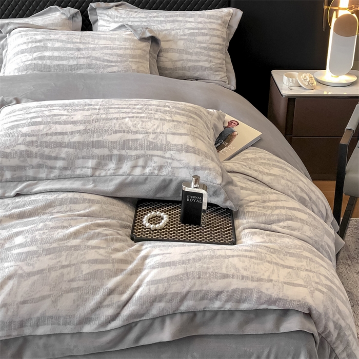 91家纺网 家纺一手货源 找家纺 金喜 2025新款230克牛奶绒四件套高克重加厚四件套条纹四件套-向晚印花条纹系列 向晚-灰