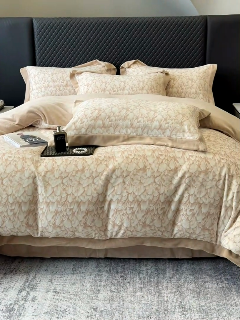 91家纺网 家纺一手货源 找家纺 金喜 2025新款230克印花牛奶绒四件套高克重加厚牛奶绒四件套-花雾轻奢系列 花雾-咖