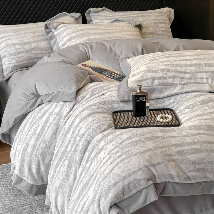 91家纺网 家纺一手货源 找家纺 金喜 2025新款230克牛奶绒四件套高克重加厚四件套条纹四件套-向晚印花条纹系列 向晚-灰