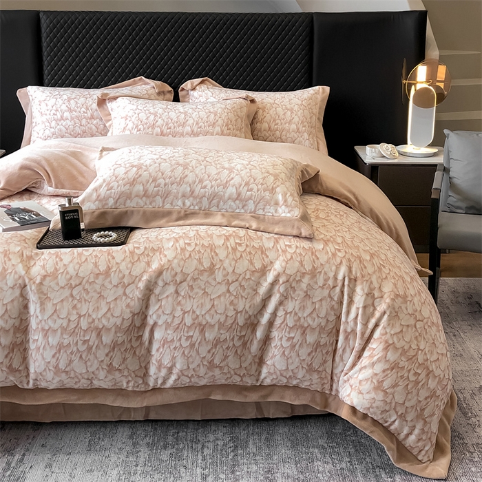 91家纺网 家纺一手货源 找家纺 金喜 2025新款230克印花牛奶绒四件套高克重加厚牛奶绒四件套-花雾轻奢系列 花雾-咖
